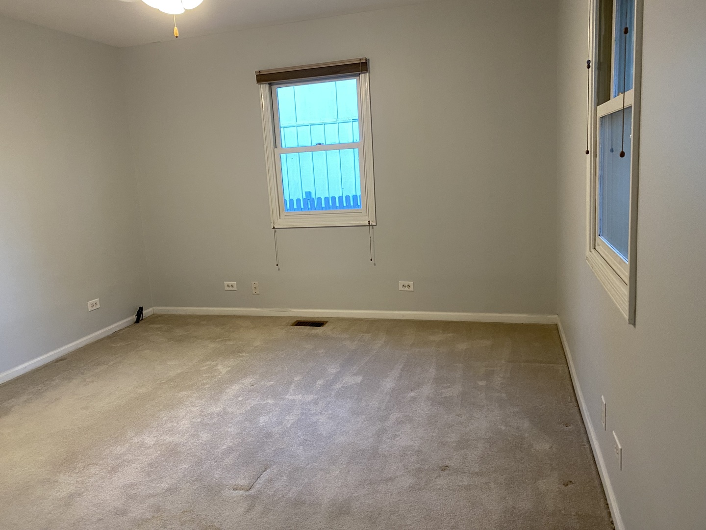 10 Briar Lane Geneva, IL 60134 - Photo 19 of 35 an empty room with a window