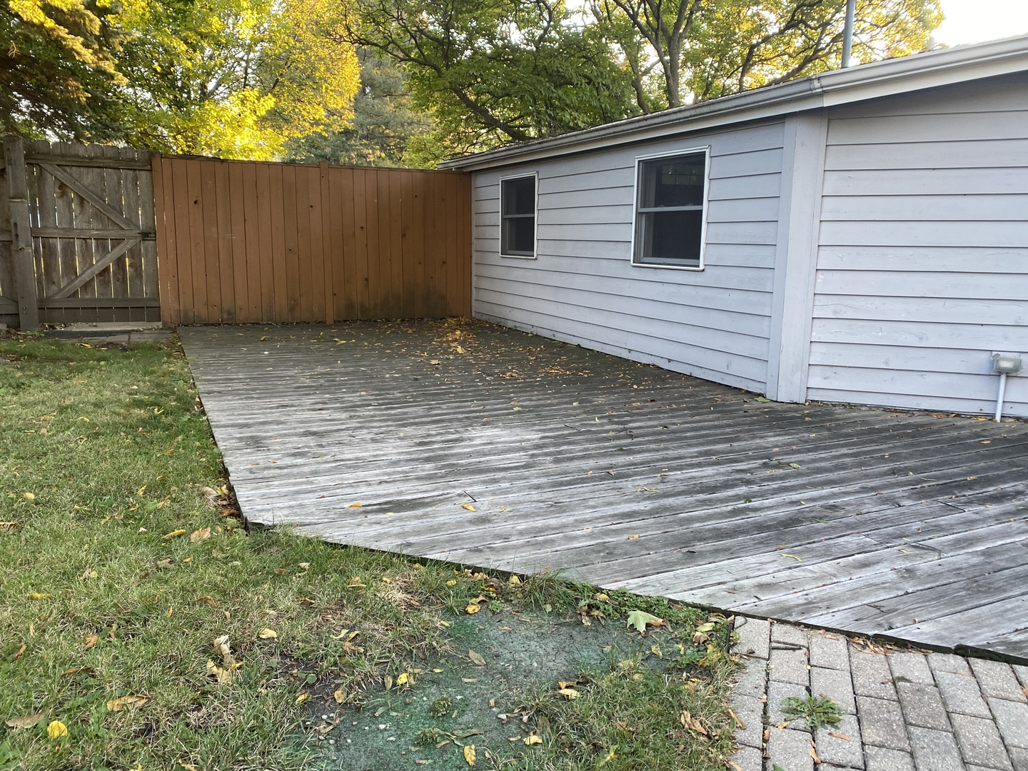 10 Briar Lane Geneva, IL 60134 - Photo 27 of 35 a view of a backyard