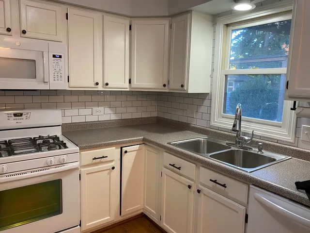 $385,000 | 10 Briar Lane, Geneva, IL 60134