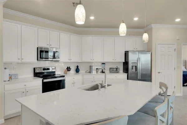 $2,400 | 10042 Crooked Creek Drive, Unit 203, Venice, FL 34293