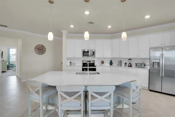 $2,400 | 10042 Crooked Creek Drive, Unit 203, Venice, FL 34293