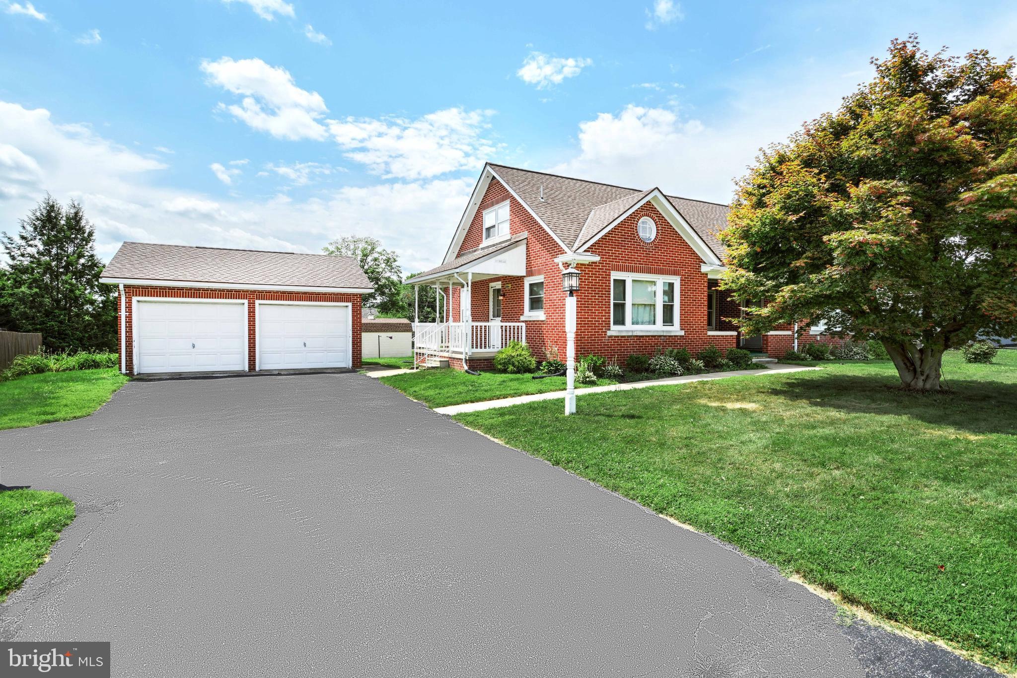 2334 Grantley Road York, PA 17403 - Photo 3 of 36