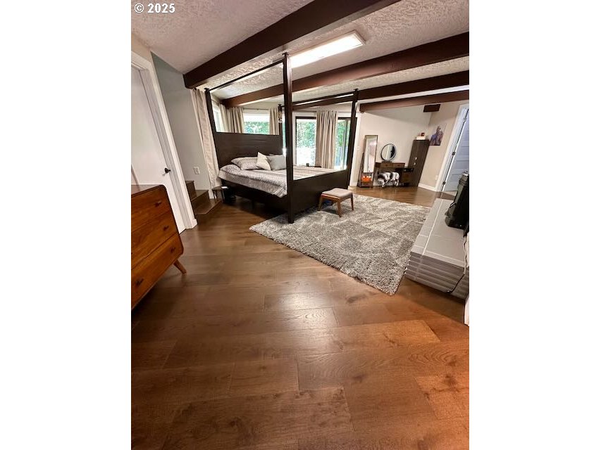 19306 Northwest 11th Avenue Ridgefield, WA 98642 - Photo 32 of 34 a living room with furniture and a mirror