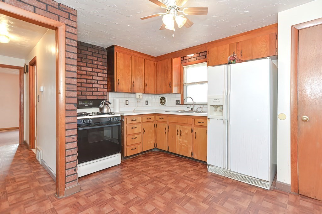 734 Rathbun Street Blackstone, MA 01504 - Photo 4 of 24 Gallery Image 4