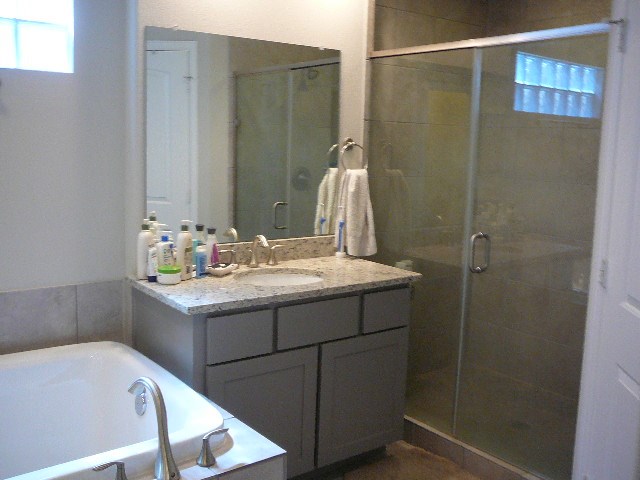 5326 Larkin Street Houston, TX 77007 - Photo 16 of 20 Large shower and second vanity in primary bathroom