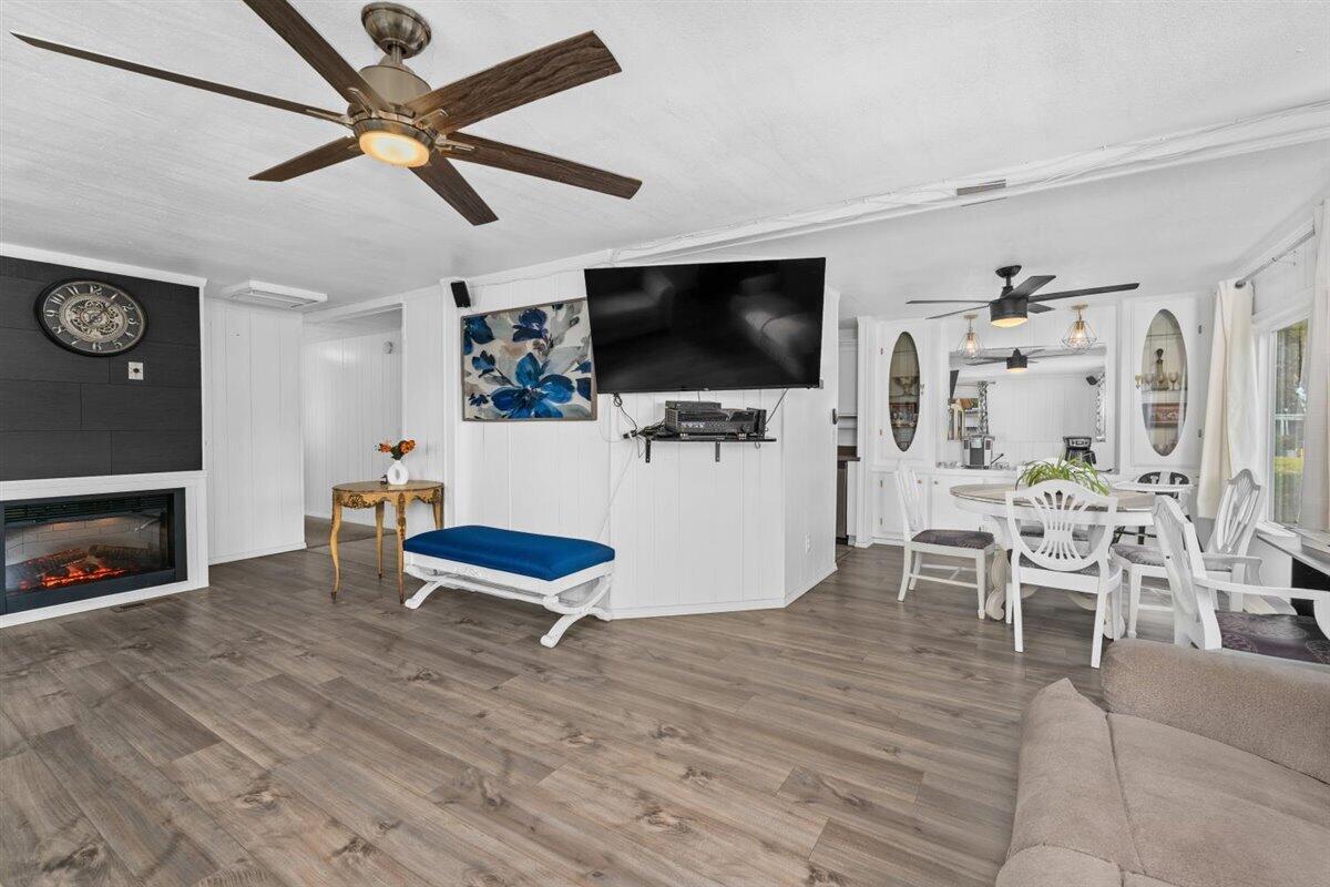19964 Riverside Avenue, Unit 64 Anderson, CA 96007 - Photo 9 of 43 08-19964 Riverside Ave - Interior-5