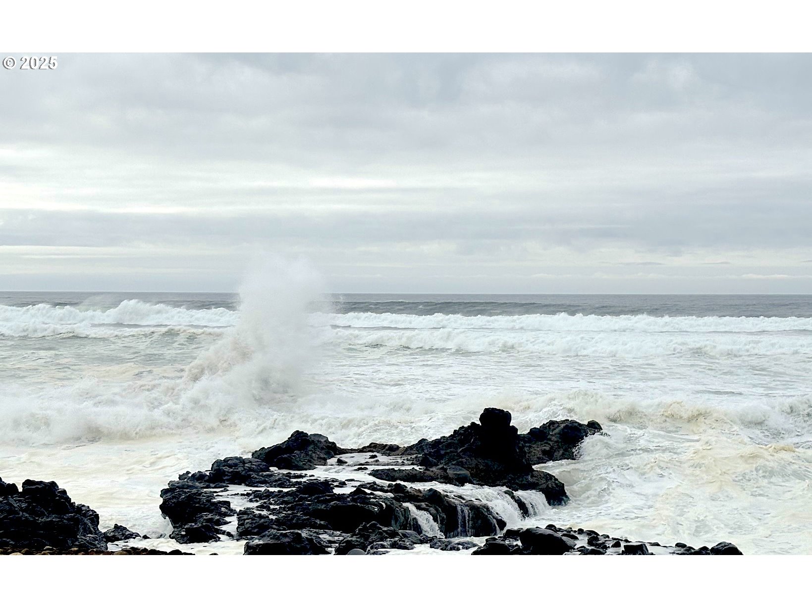 327 Lemwick Lane Yachats, OR 97498 - Photo 10 of 41 a picture of floor with city view