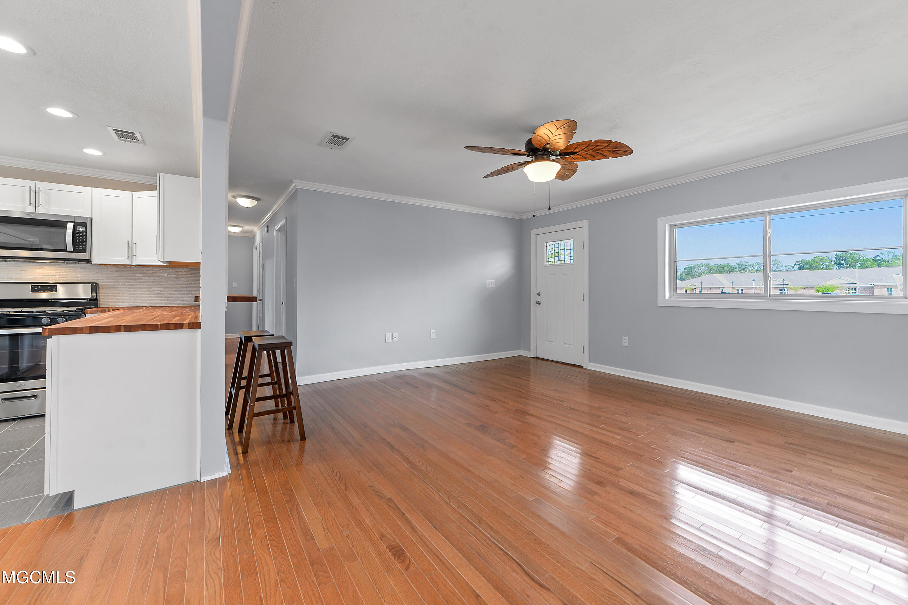 8917 Ocean Springs Road Ocean Springs, MS 39564 - Photo 5 of 14 Living Room/Entryway