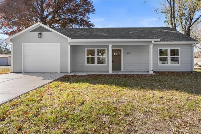 $325,000 | 304 North Mulberry Avenue, Adrian, MO 64720
