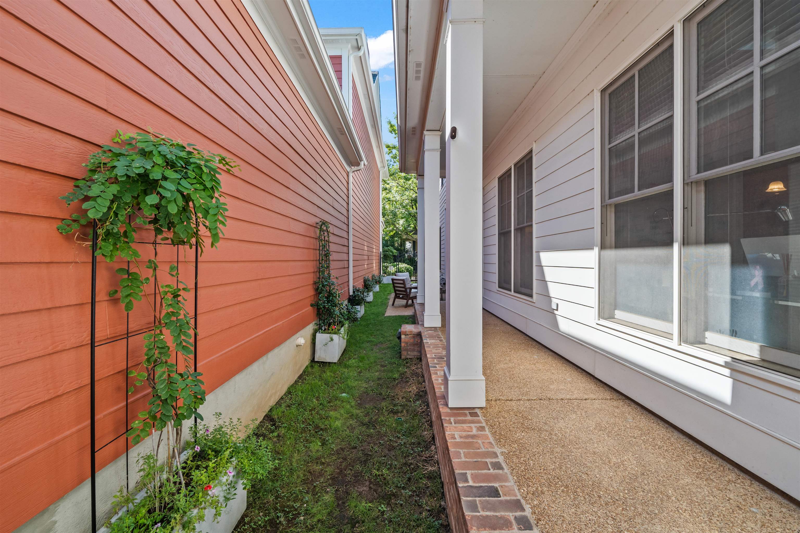 556 Rienzi Drive Memphis, TN 38103 - Photo 12 of 31 a view of a pathway with a house