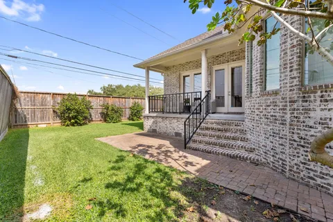 a view of a house with backyard and porch