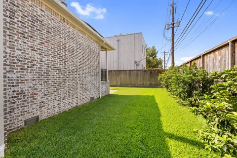 a view of a back yard