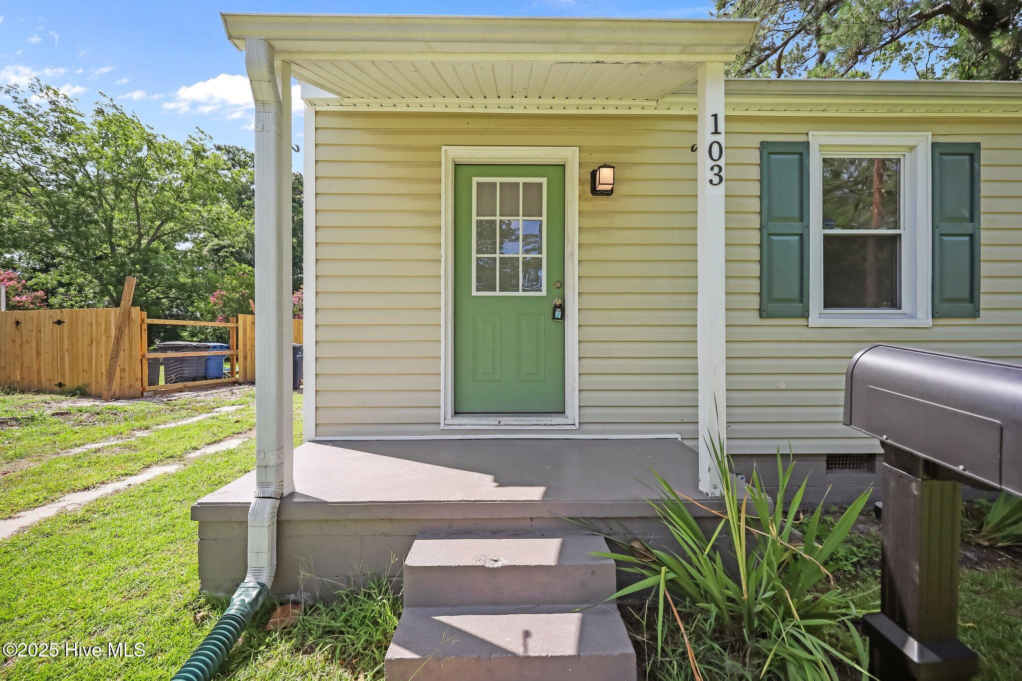103 Robin Road Jacksonville, NC 28540 - Photo 2 of 31 2-web-or-mls-103 Robin Rd. 059