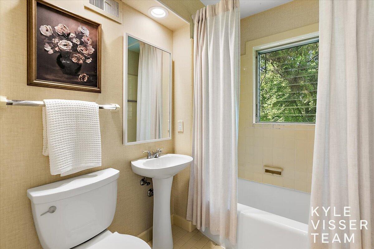 2089 Robinson Road Southeast Grand Rapids, MI 49506 - Photo 47 of 73 3rd Bathroom