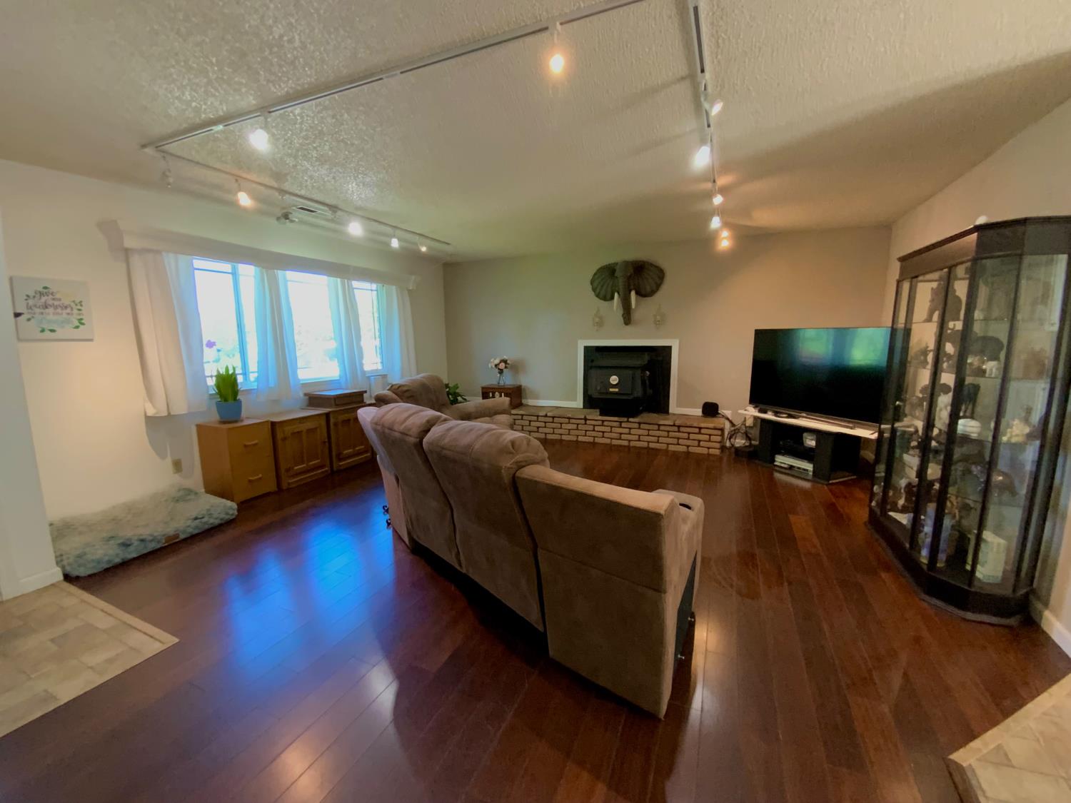 2367 Ponderosa Road Rescue, CA 95672 - Photo 40 of 76 a living room with furniture and a flat screen tv