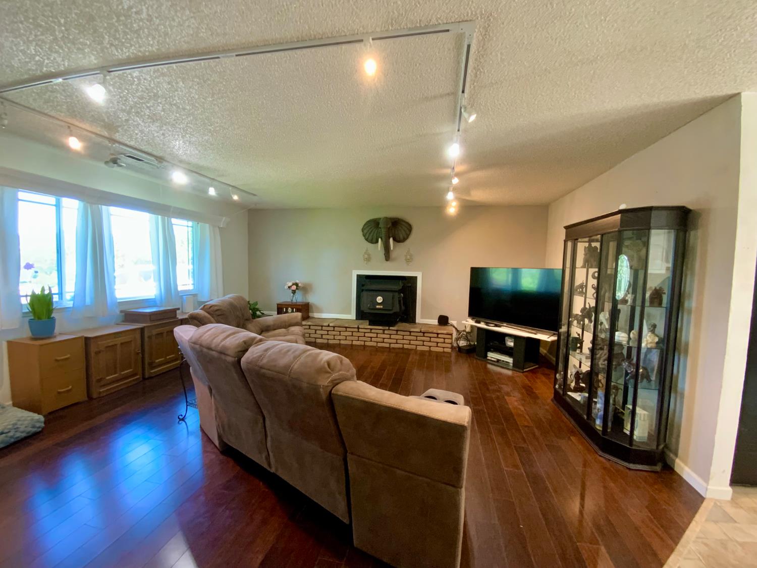 2367 Ponderosa Road Rescue, CA 95672 - Photo 5 of 76 a living room with furniture and a flat screen tv