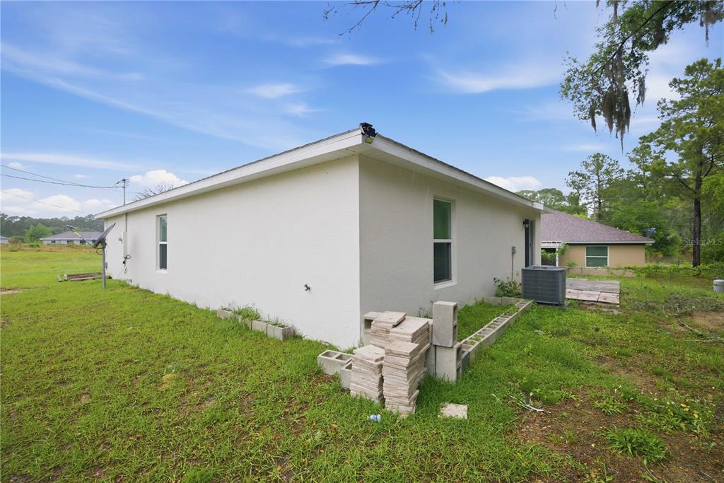 260 Emerald Road Ocala, FL 34472 - Photo 28 of 29 a backyard of a house with table and chairs