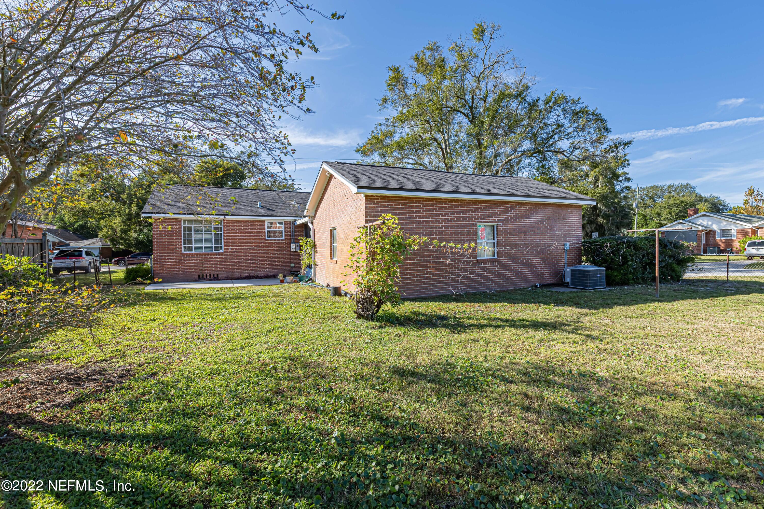 4209 Birmingham Road Jacksonville, FL 32207 - Photo 33 of 35 a front view of house with garden