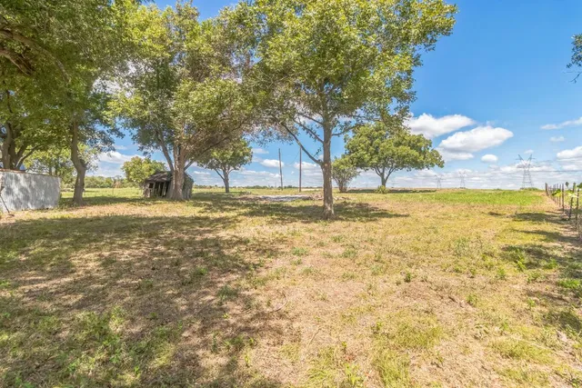 a view of a yard with a house
