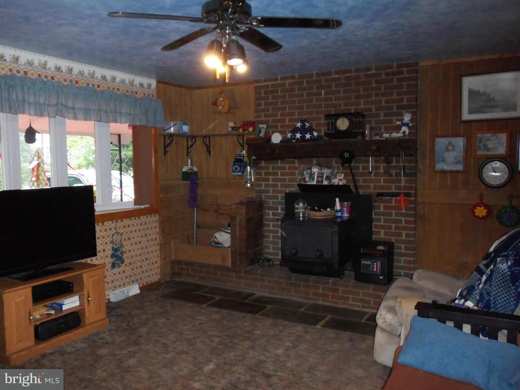 2406 Hilltop Road Manheim, PA 17545 - Photo 2 of 16