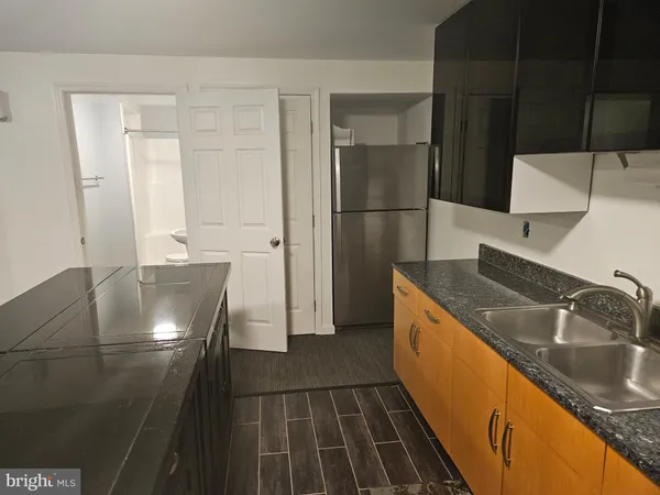 a house that is sitting in the grass