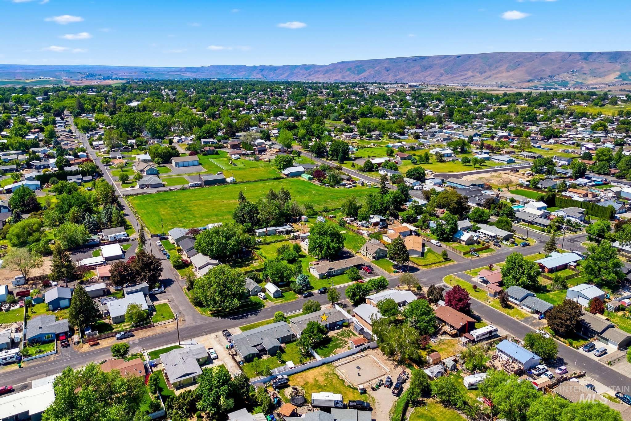 3715 18th Street Lewiston, ID 83501 - Photo 25 of 30 Expansive residential area featuring numerous single-story homes, mature trees, and a distant mountain range