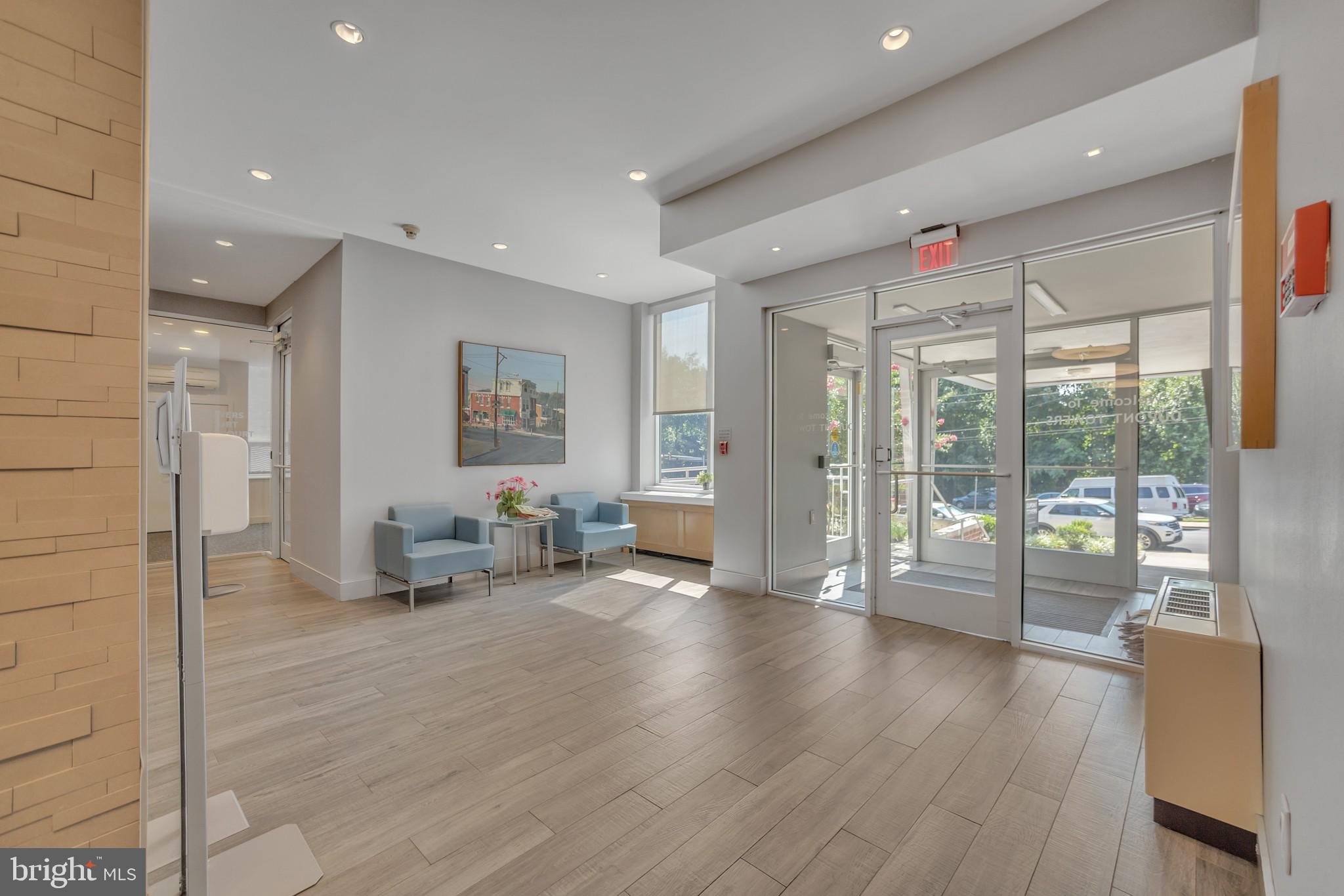 6100 Henry Avenue, Unit 4I Philadelphia, PA 19128 - Photo 4 of 30 a hallway with wooden floor and furniture