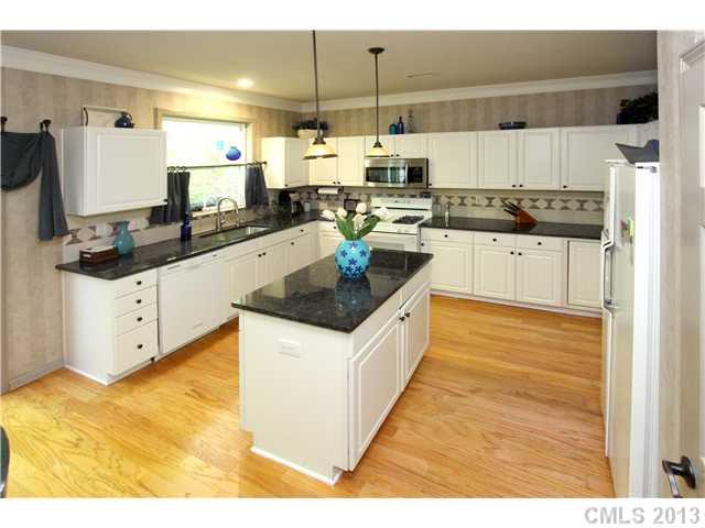 623 Clearbrook Road Matthews, NC 28105 - Photo 3 of 16 Gallery Image 3