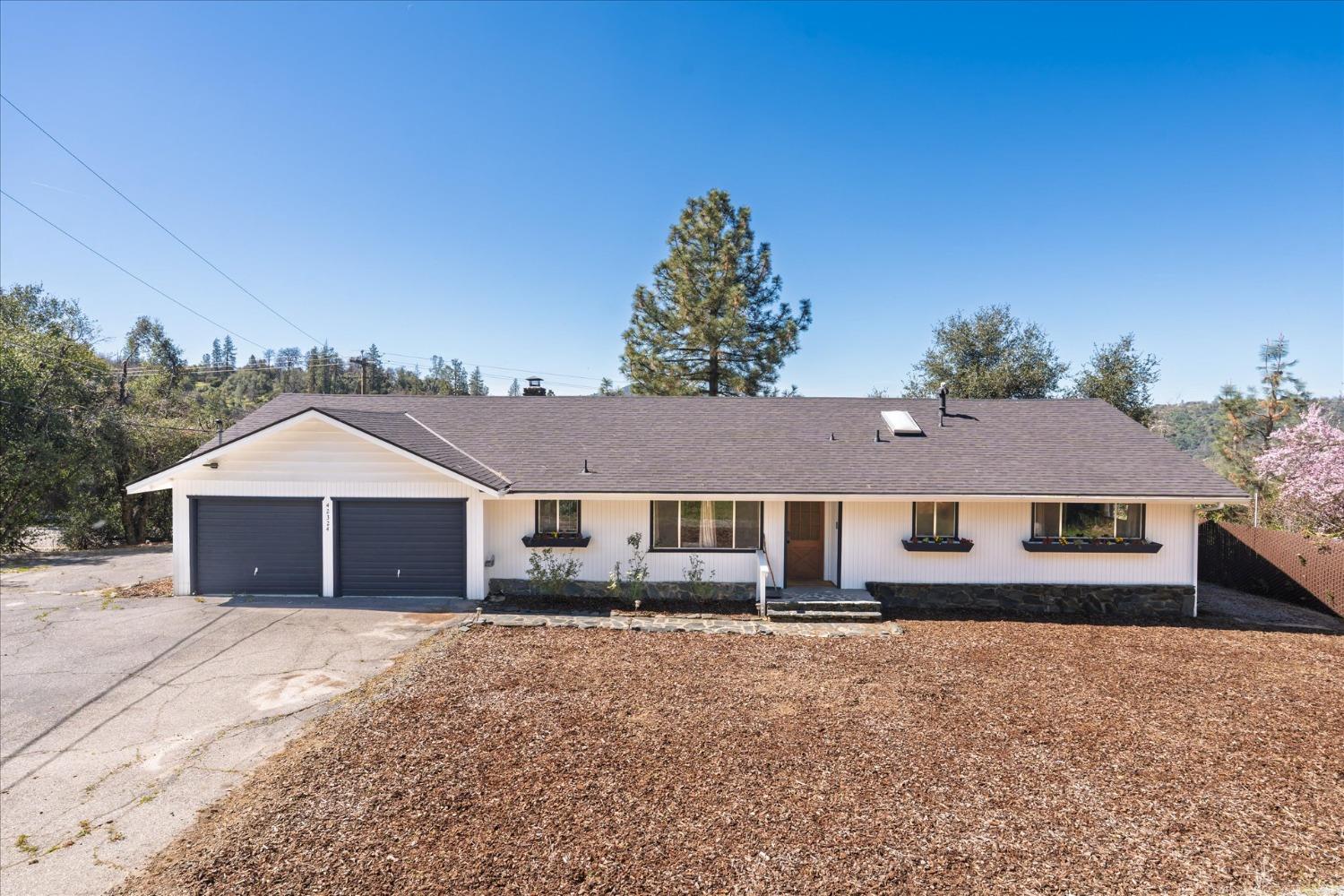 42324 Buckeye Road Oakhurst, CA 93644 - Photo 2 of 45 a front view of a house with a garden