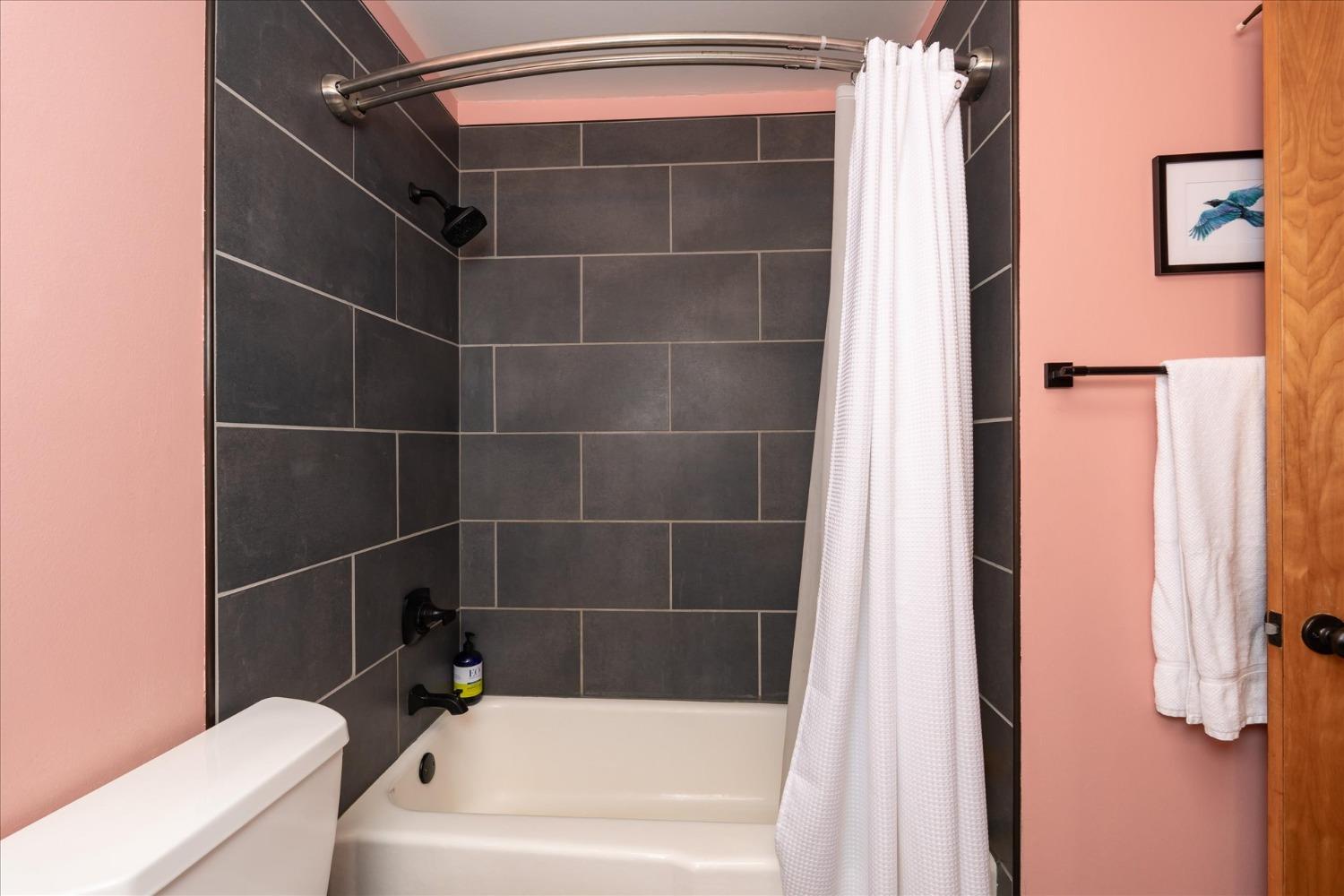 42324 Buckeye Road Oakhurst, CA 93644 - Photo 22 of 45 a bathroom with a bathtub and a toilet