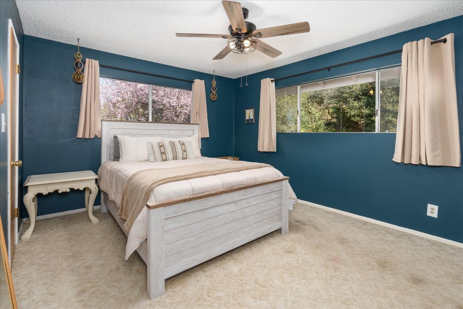 42324 Buckeye Road Oakhurst, CA 93644 - Photo 25 of 45 a bedroom with a large bed and a window