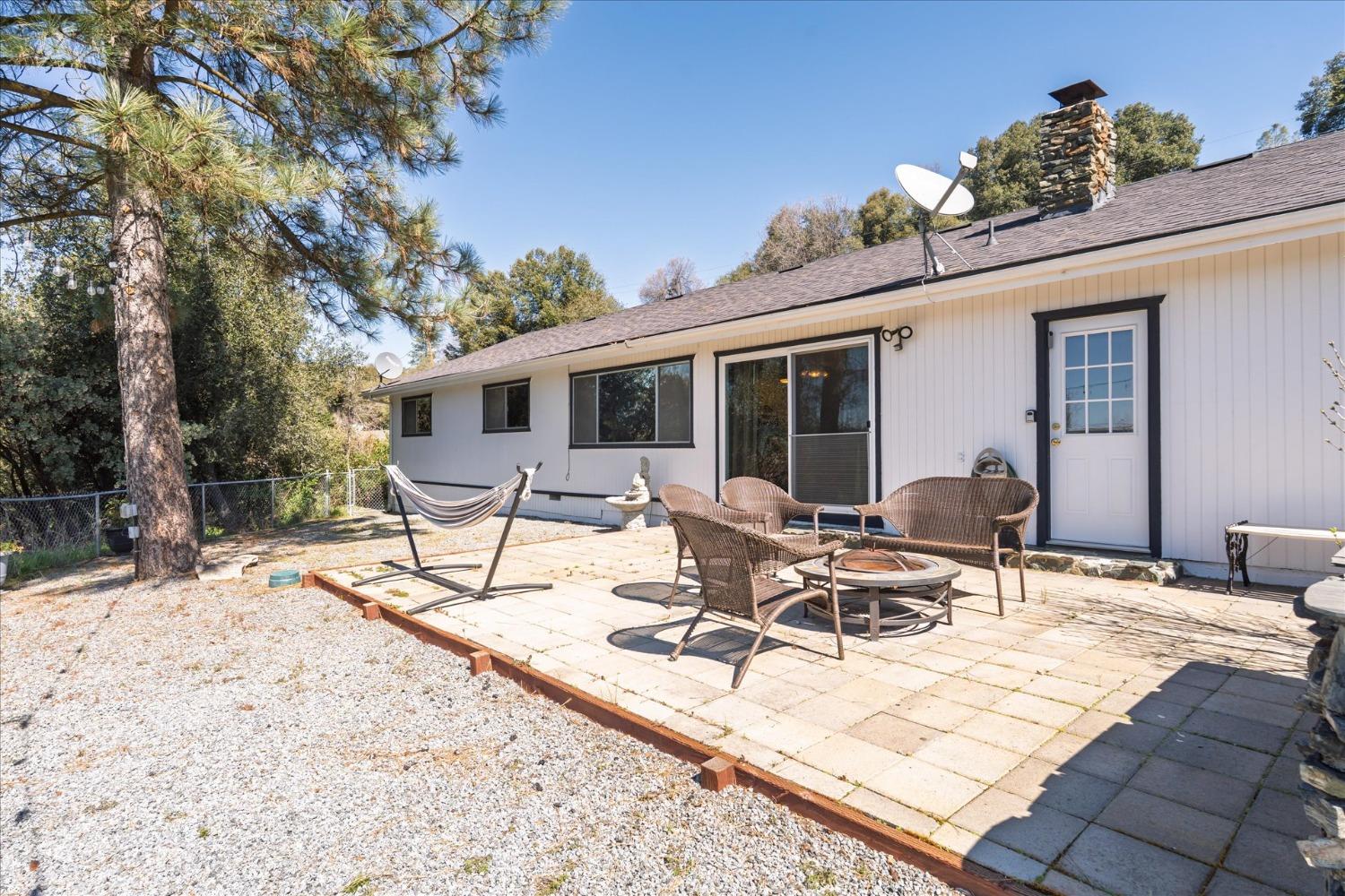 42324 Buckeye Road Oakhurst, CA 93644 - Photo 38 of 45 a outdoor space with lots of tables and chairs