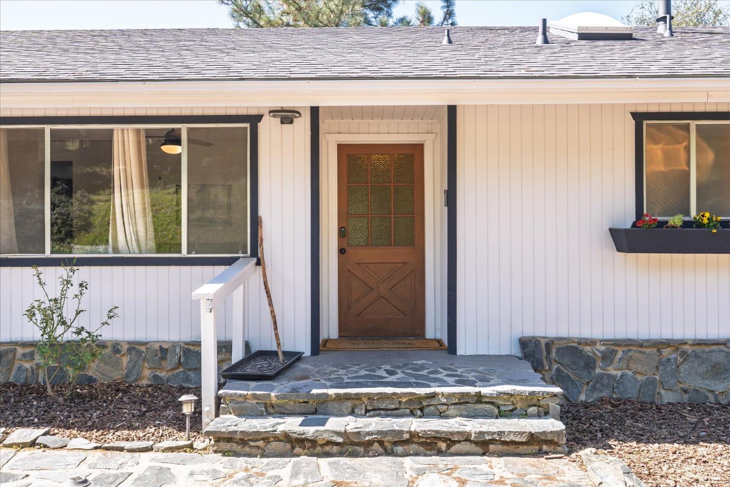 42324 Buckeye Road Oakhurst, CA 93644 - Photo 7 of 45 a view of a entryway of the house