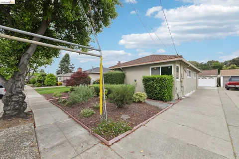 a view of a house with backyard and garden