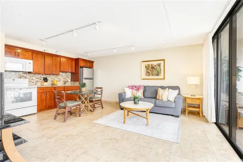 $680,000 | 201 ʻŌhua Avenue, Unit MAUKA 1706, Honolulu, HI 96815