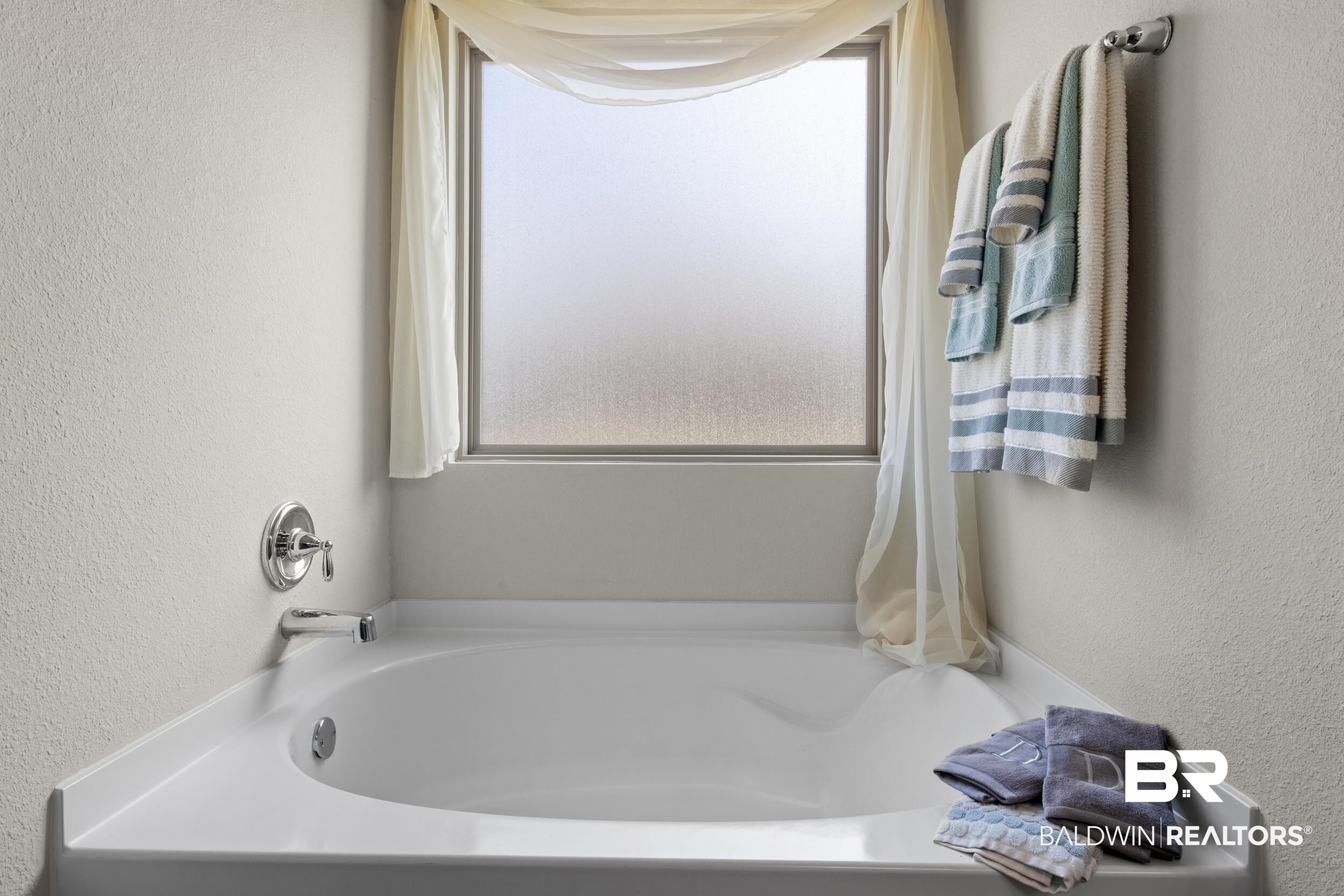 2050 Bourbon Street Foley, AL 36535 - Photo 20 of 32 Bathroom with a bathtub