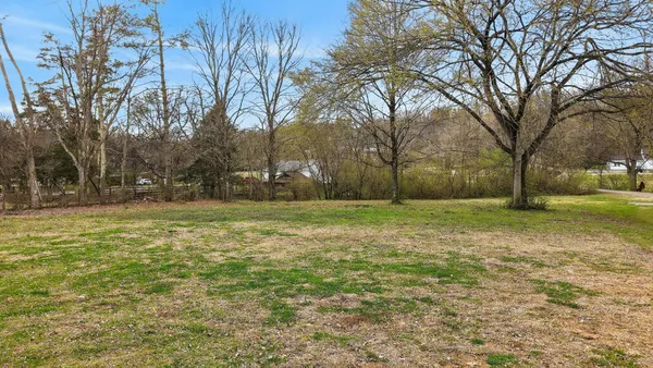 a view of a yard with a house