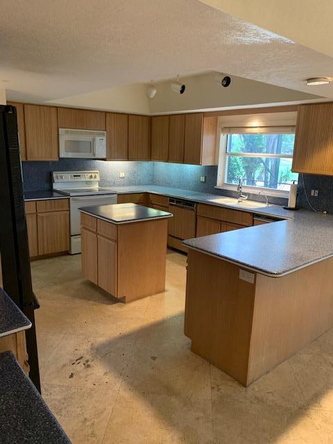 22568 Esplanada Circle Boca Raton, FL 33433 - Photo 7 of 32 Kitchen 2