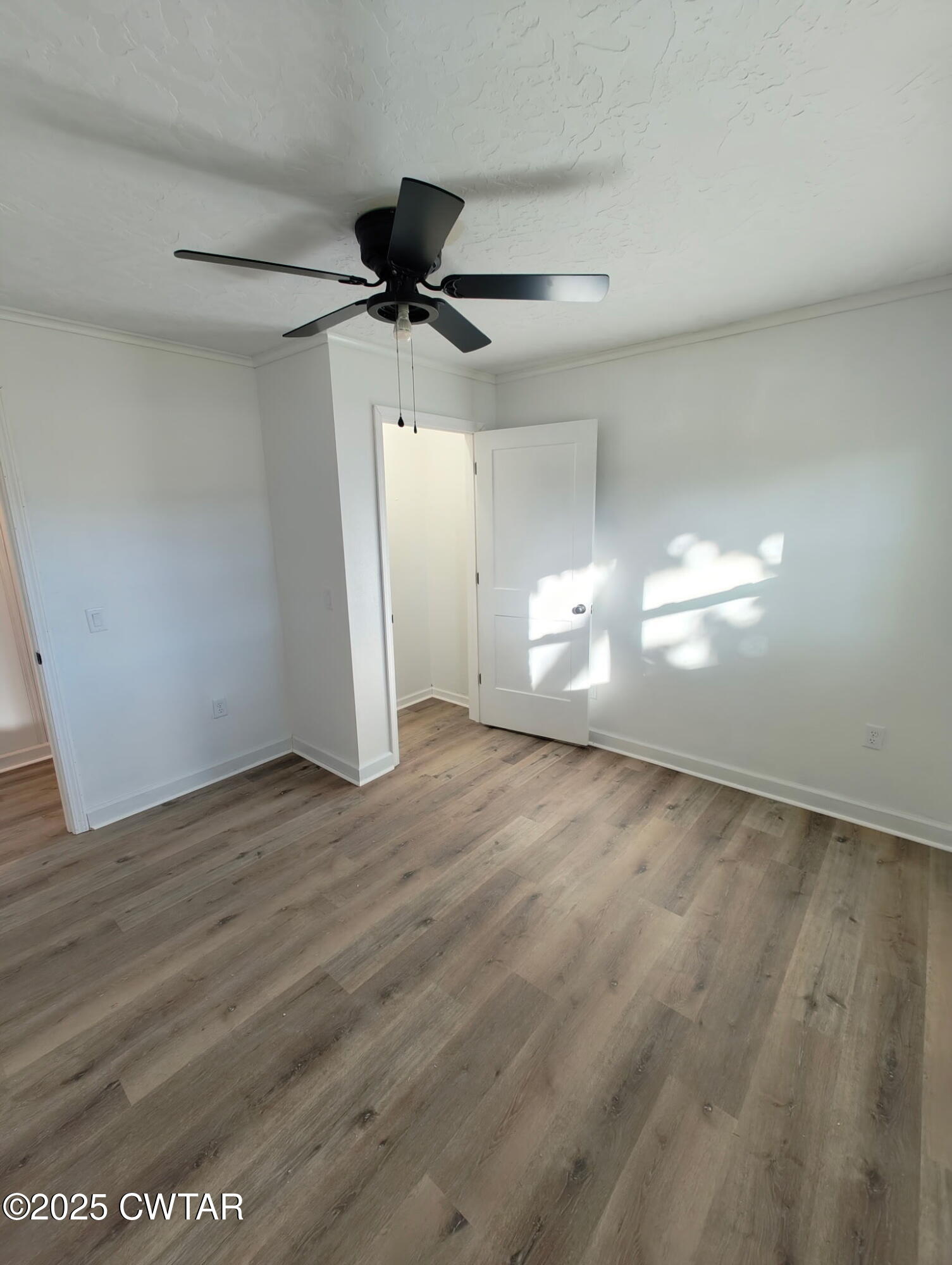 49 Primrose Drive Jackson, TN 38305 - Photo 8 of 20 a view of a livingroom with a ceiling fan and wooden floor