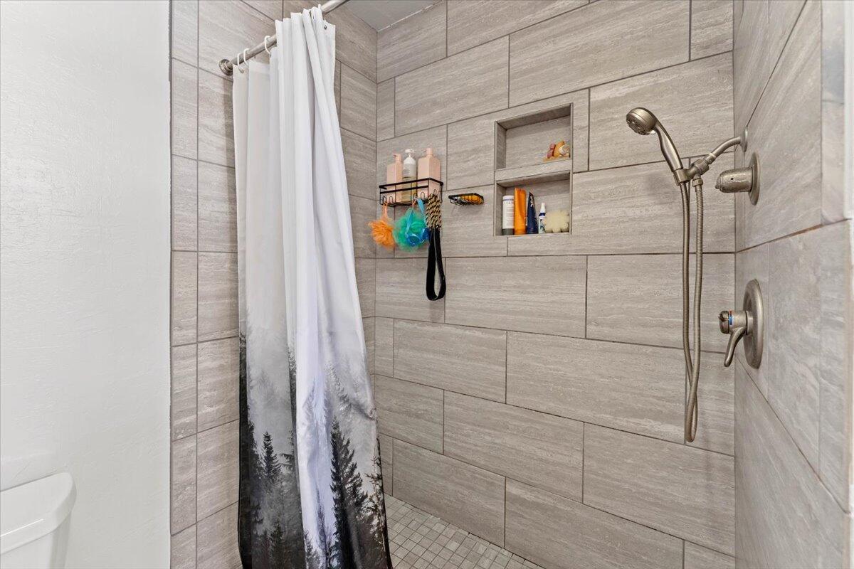 13185 Montecito Road Red Bluff, CA 96080 - Photo 13 of 36 a bathroom with a shower