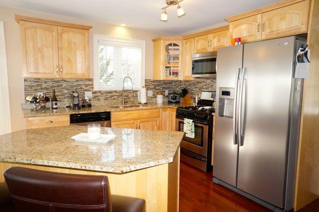435 Mitchell Road Cape Elizabeth, ME 04107 - Photo 4 of 33 Sunlit kitchen with granite counter...