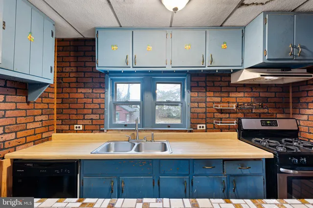 a view of empty room with a ceiling fan