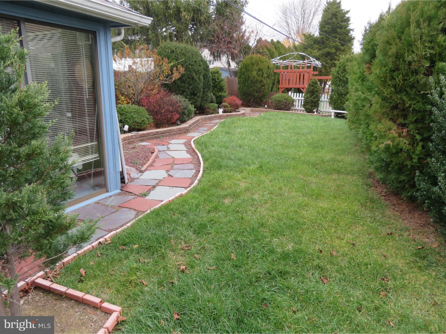 27 Hamlet Road Levittown, PA 19056 - Photo 17 of 18 Exterior Back