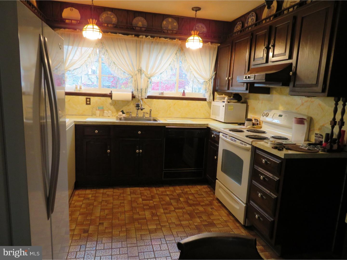 27 Hamlet Road Levittown, PA 19056 - Photo 3 of 18 Kitchen