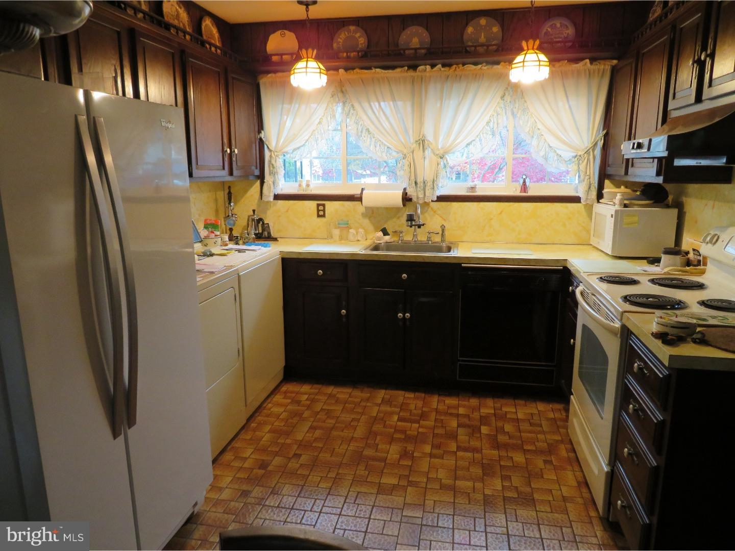 27 Hamlet Road Levittown, PA 19056 - Photo 4 of 18 Kitchen
