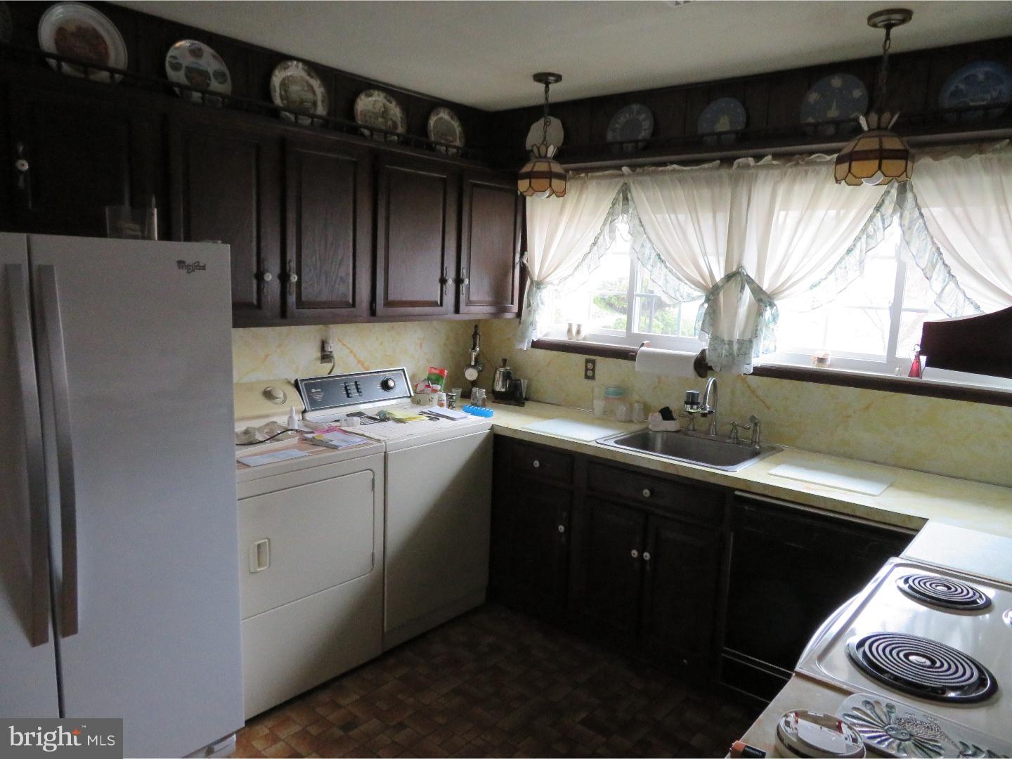 27 Hamlet Road Levittown, PA 19056 - Photo 5 of 18 Kitchen