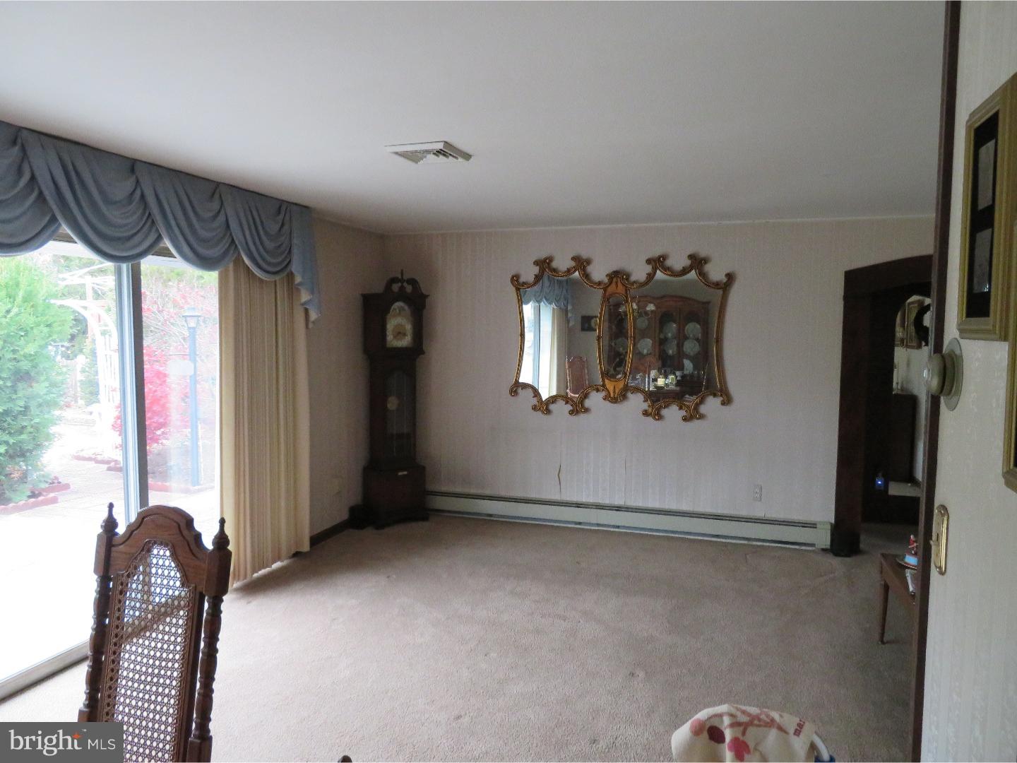 27 Hamlet Road Levittown, PA 19056 - Photo 6 of 18 Living Room