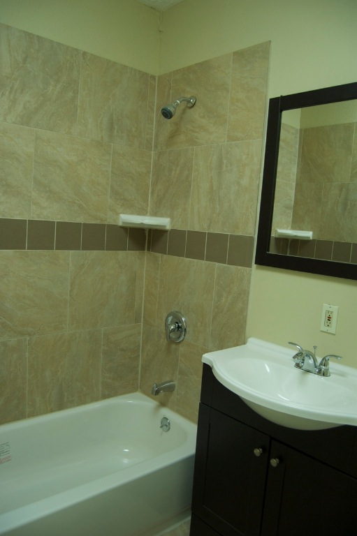 403 East 35th Street Austin, TX 78705 - Photo 5 of 14 a bathroom with a sink and a bathtub