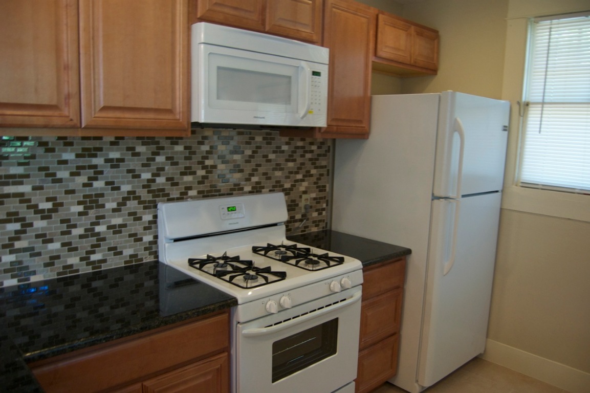 403 East 35th Street Austin, TX 78705 - Photo 6 of 14 a kitchen with a stove and a refrigerator