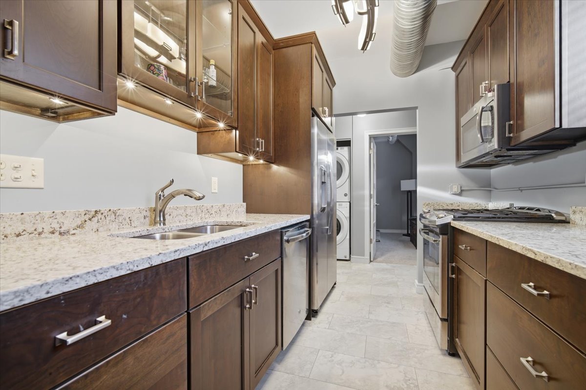 212 North Center Street, Unit 302 Bloomington, IL 61701 - Photo 11 of 30